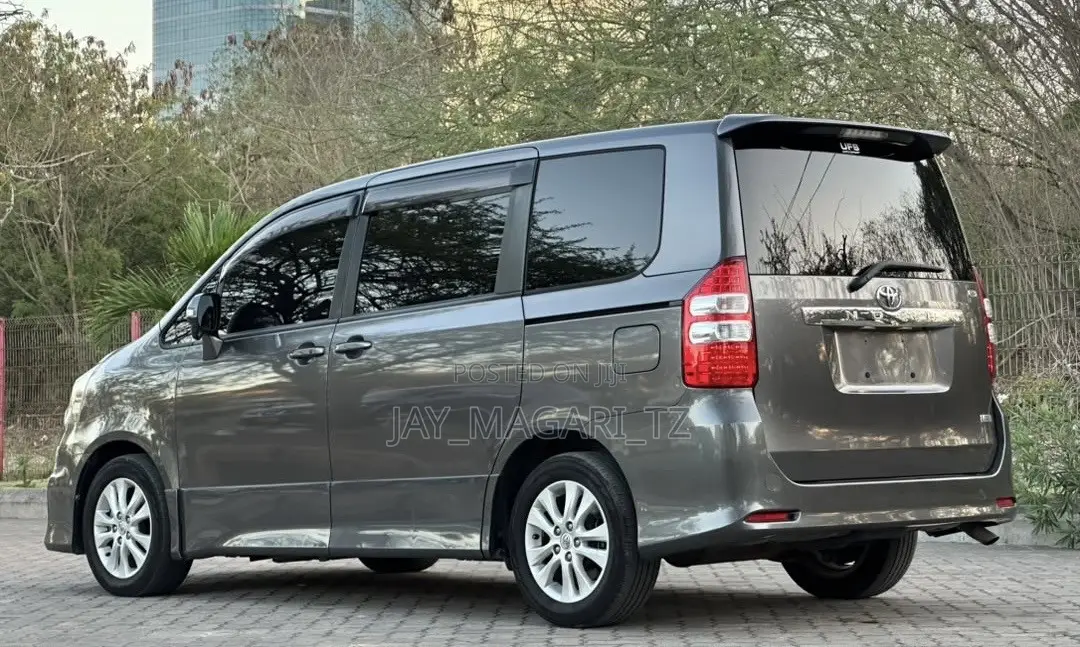 Toyota Noah 2011 Gray