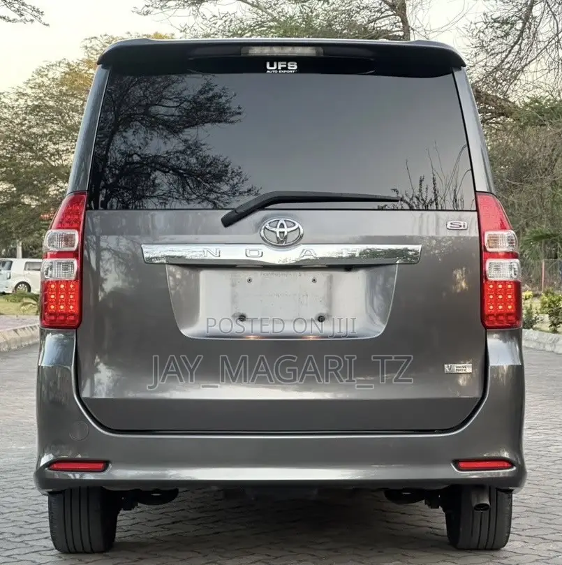 Toyota Noah 2011 Gray