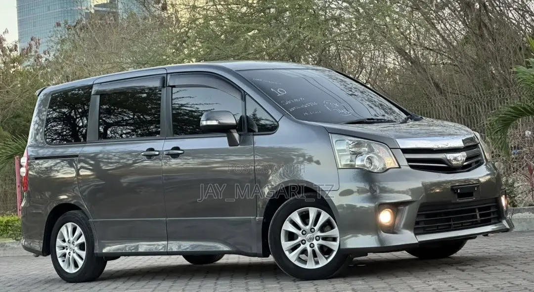 Toyota Noah 2011 Gray