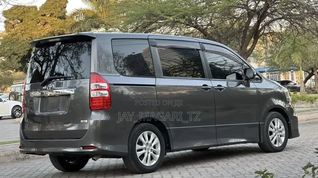 Toyota Noah 2011 Gray