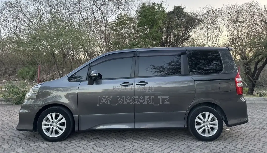 Toyota Noah 2011 Gray