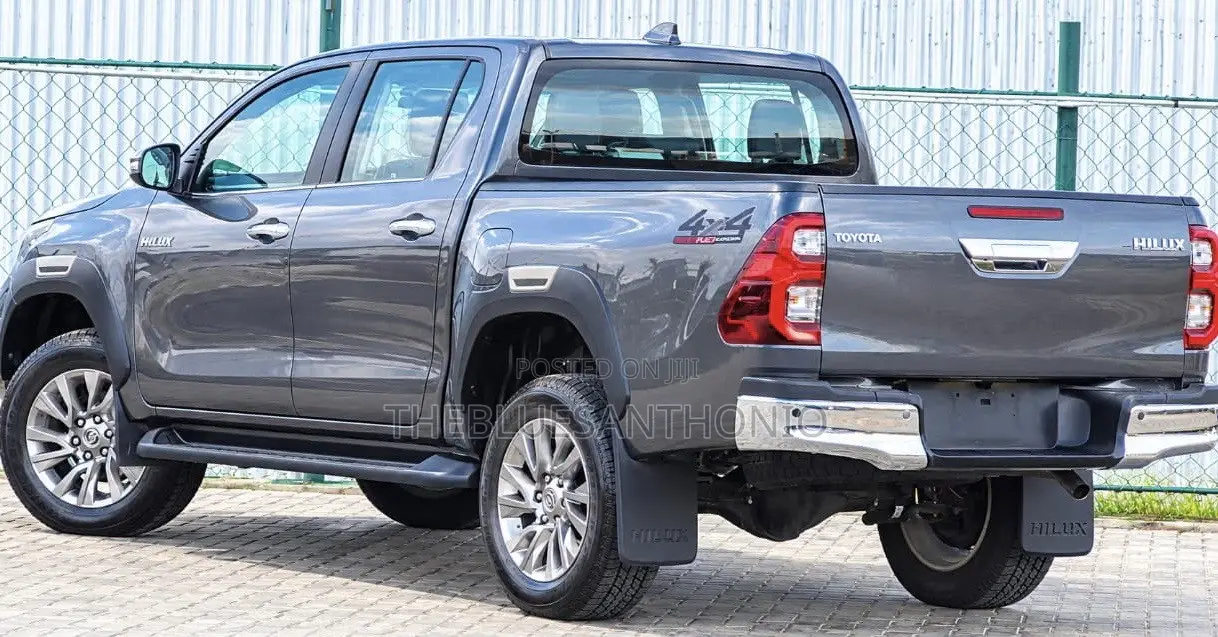 New Toyota Hilux 2025 Gray