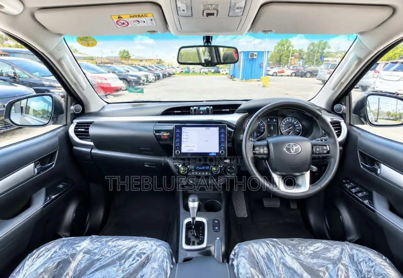 New Toyota Hilux 2025 Gray