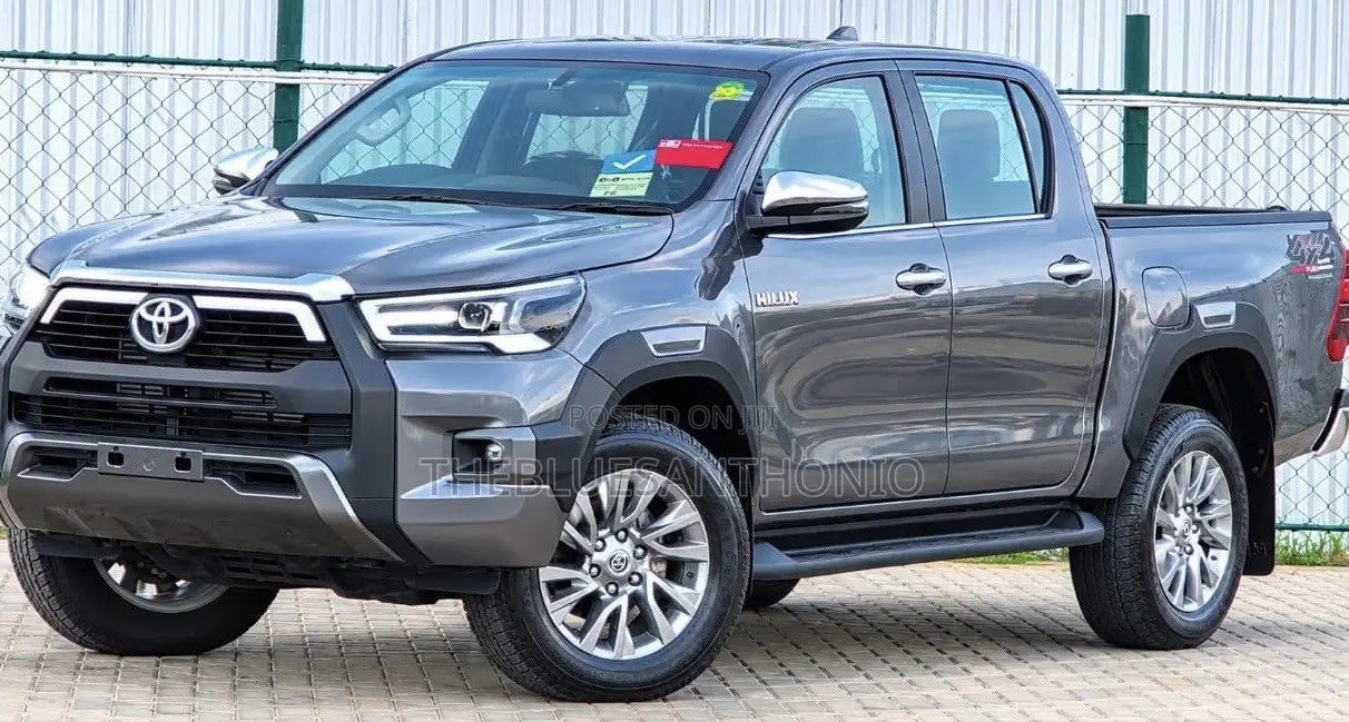 New Toyota Hilux 2025 Gray