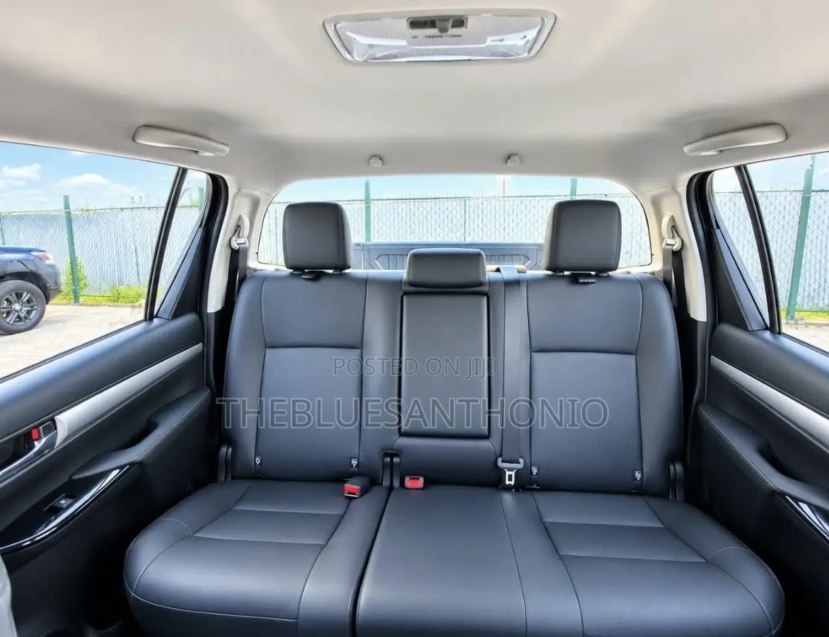 New Toyota Hilux 2025 Gray