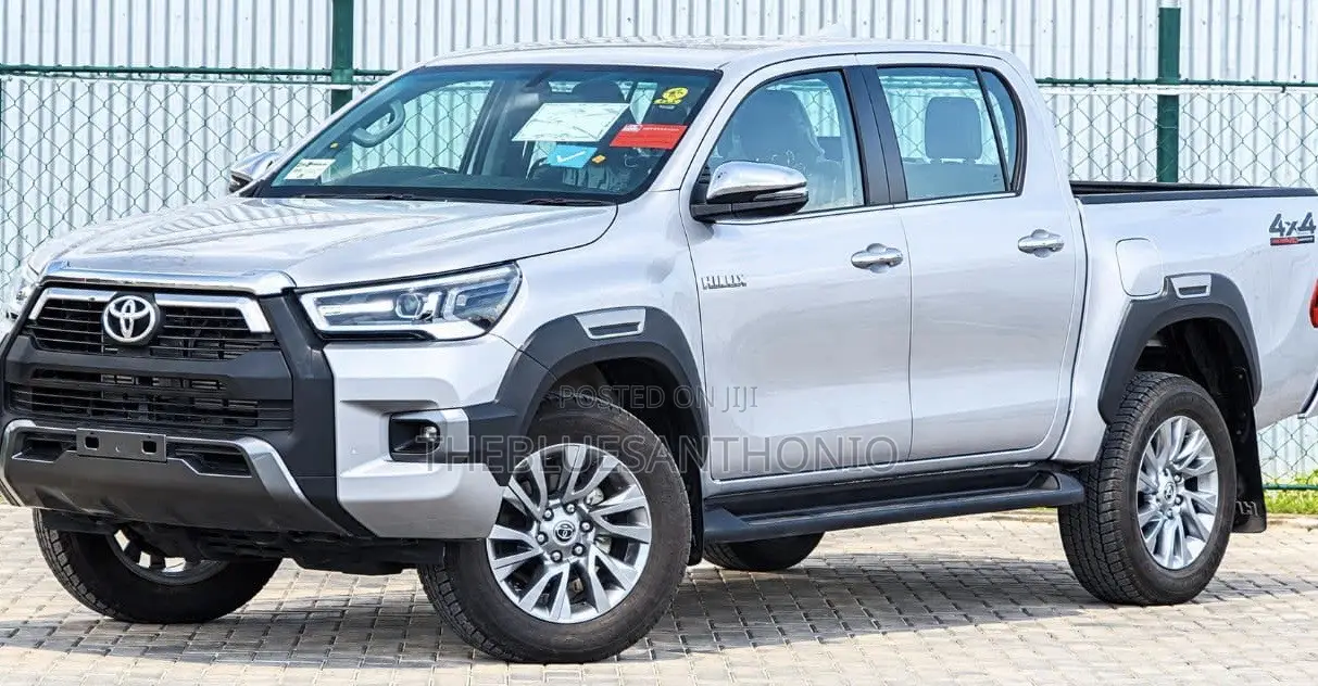 New Toyota Hilux 2025 Ivory