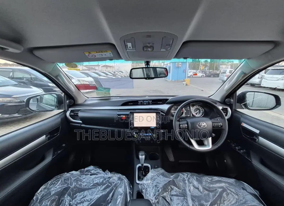 New Toyota Hilux 2025 Ivory
