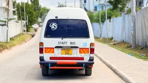 Toyota HiAce 2000 White