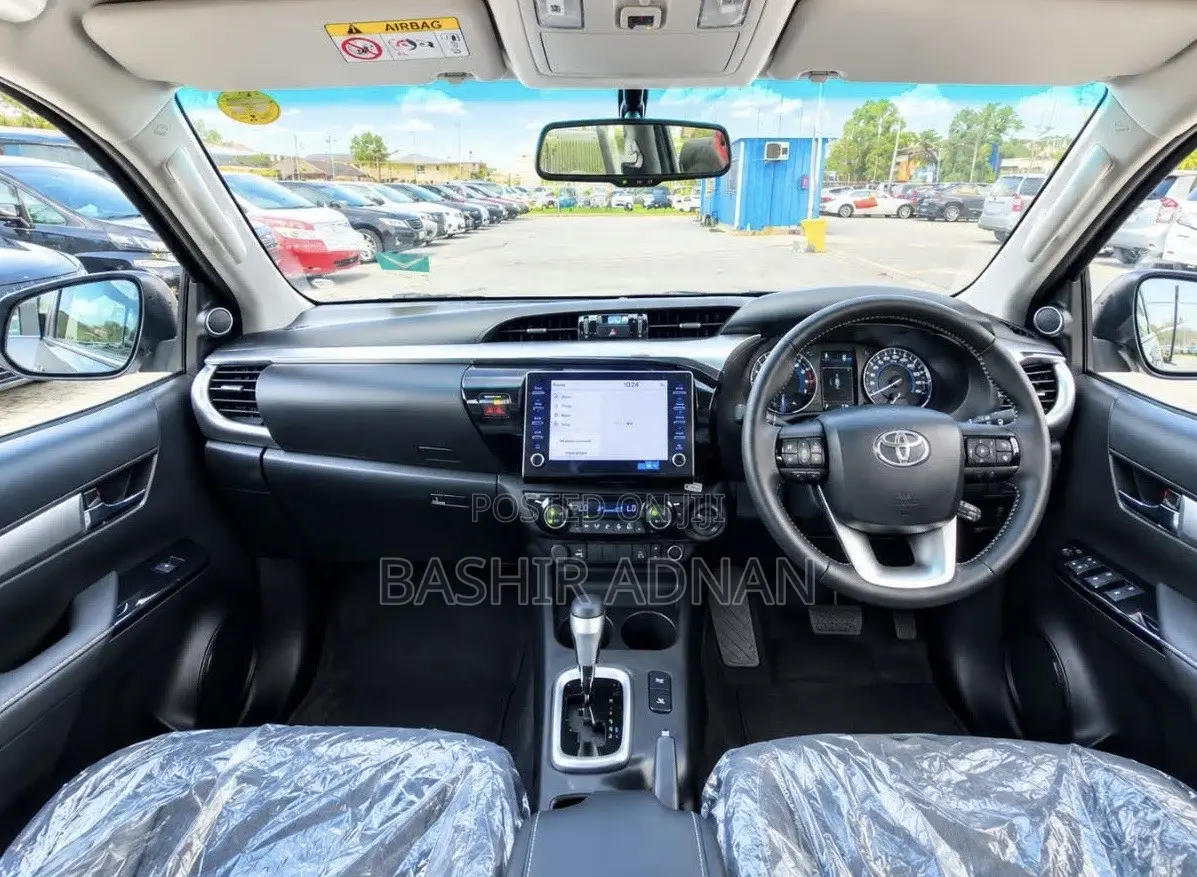 New Toyota Hilux 2025 Gray