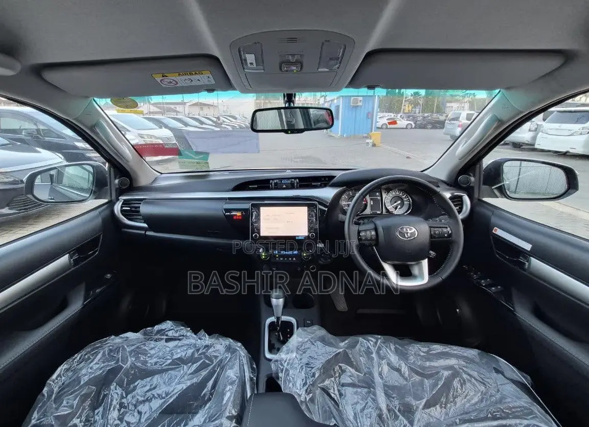 New Toyota Hilux 2025 Silver