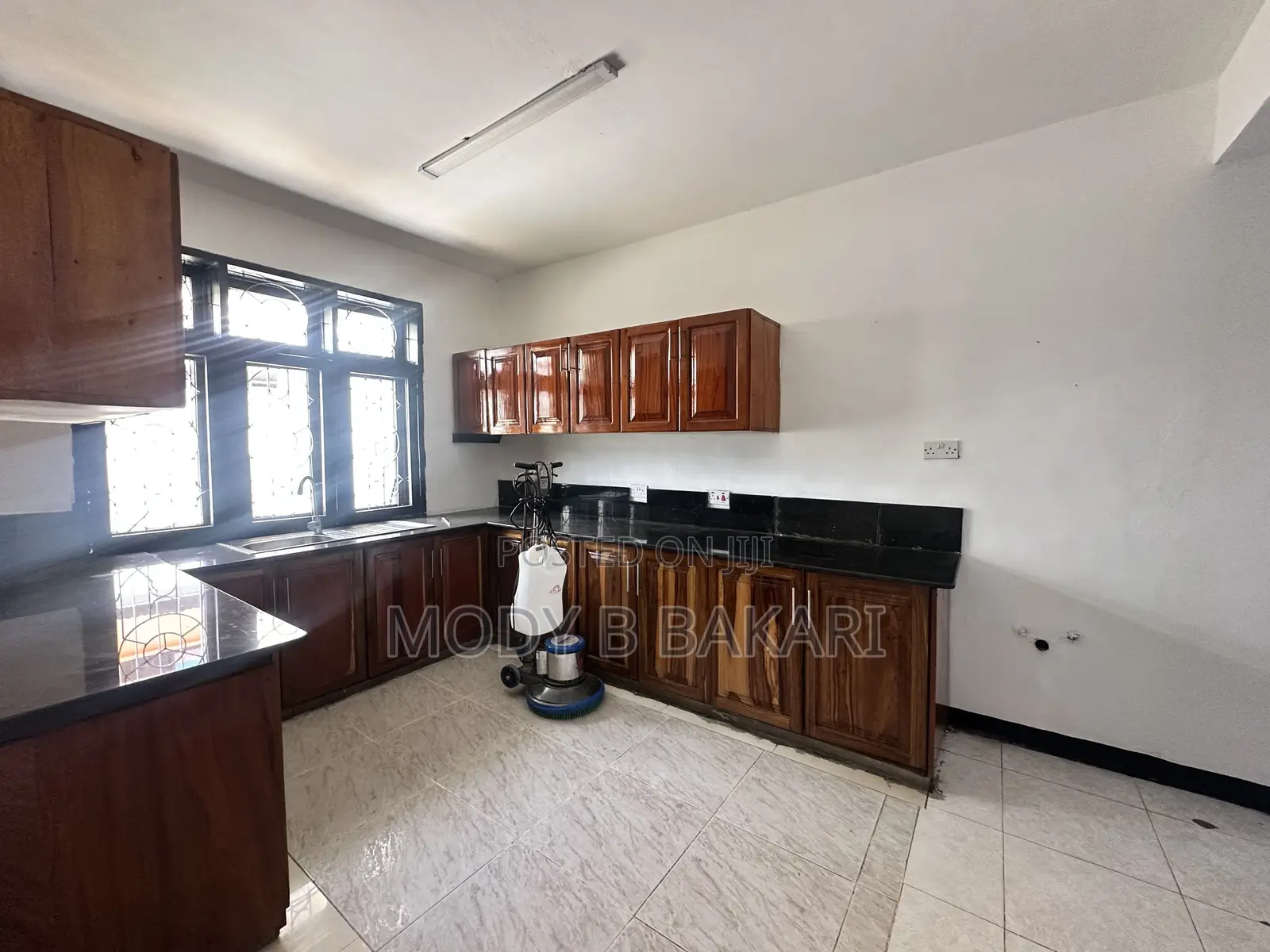 8bdrm House in Mikocheni for sale