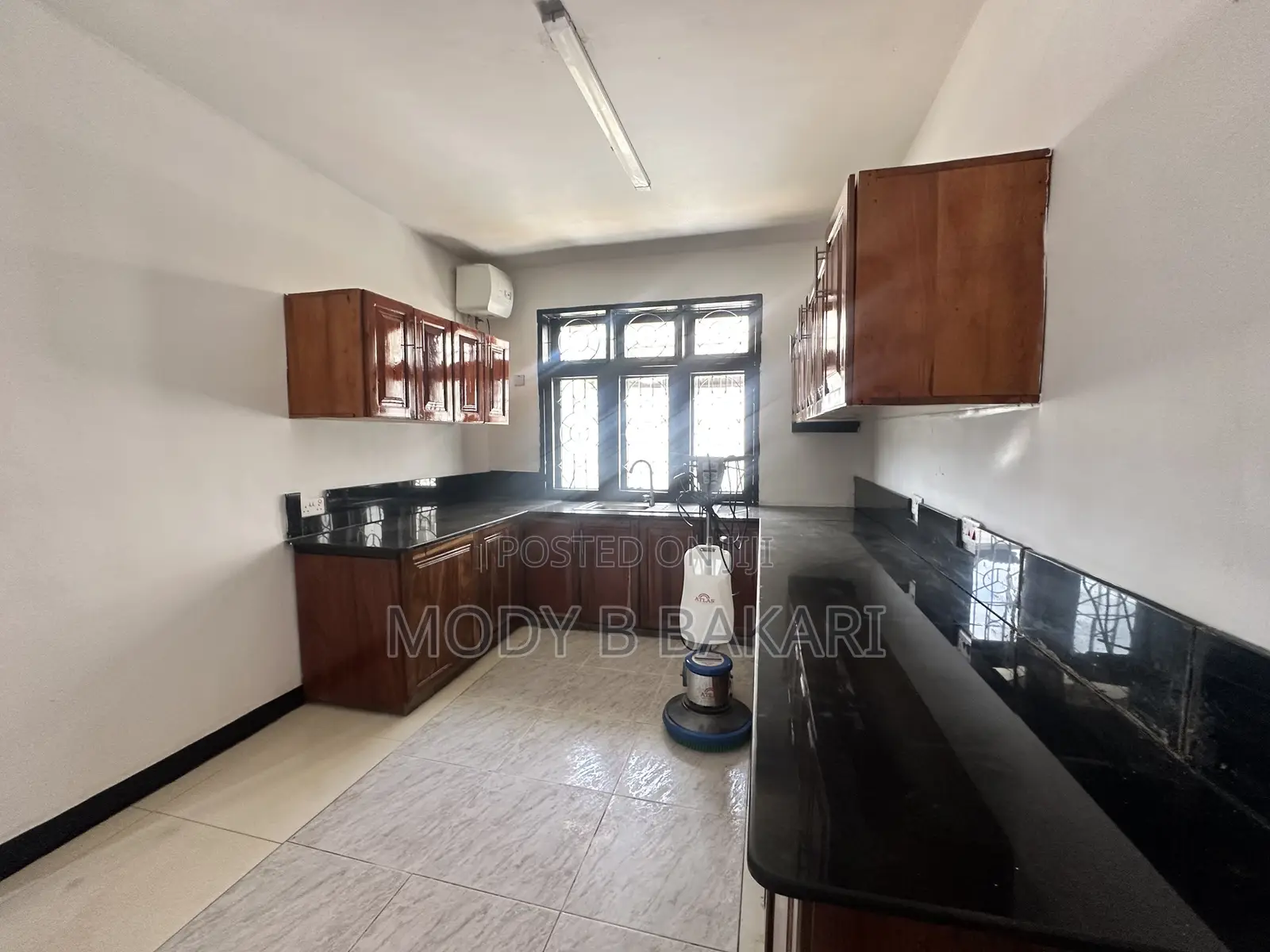 8bdrm House in Mikocheni for sale