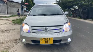 Toyota IST 2004 Silver