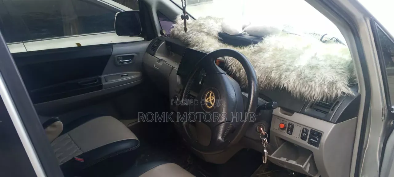 Toyota Noah 2008 Silver