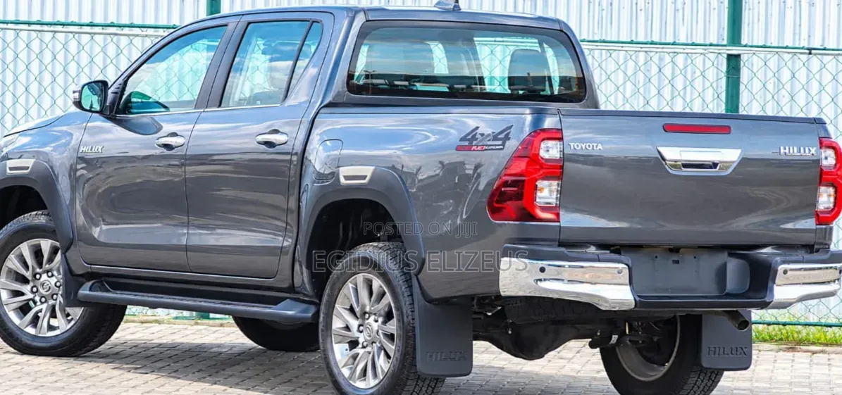 New Toyota Hilux 2025 Gray