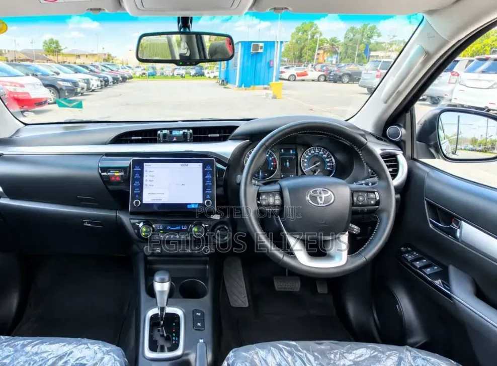 New Toyota Hilux 2025 Gray