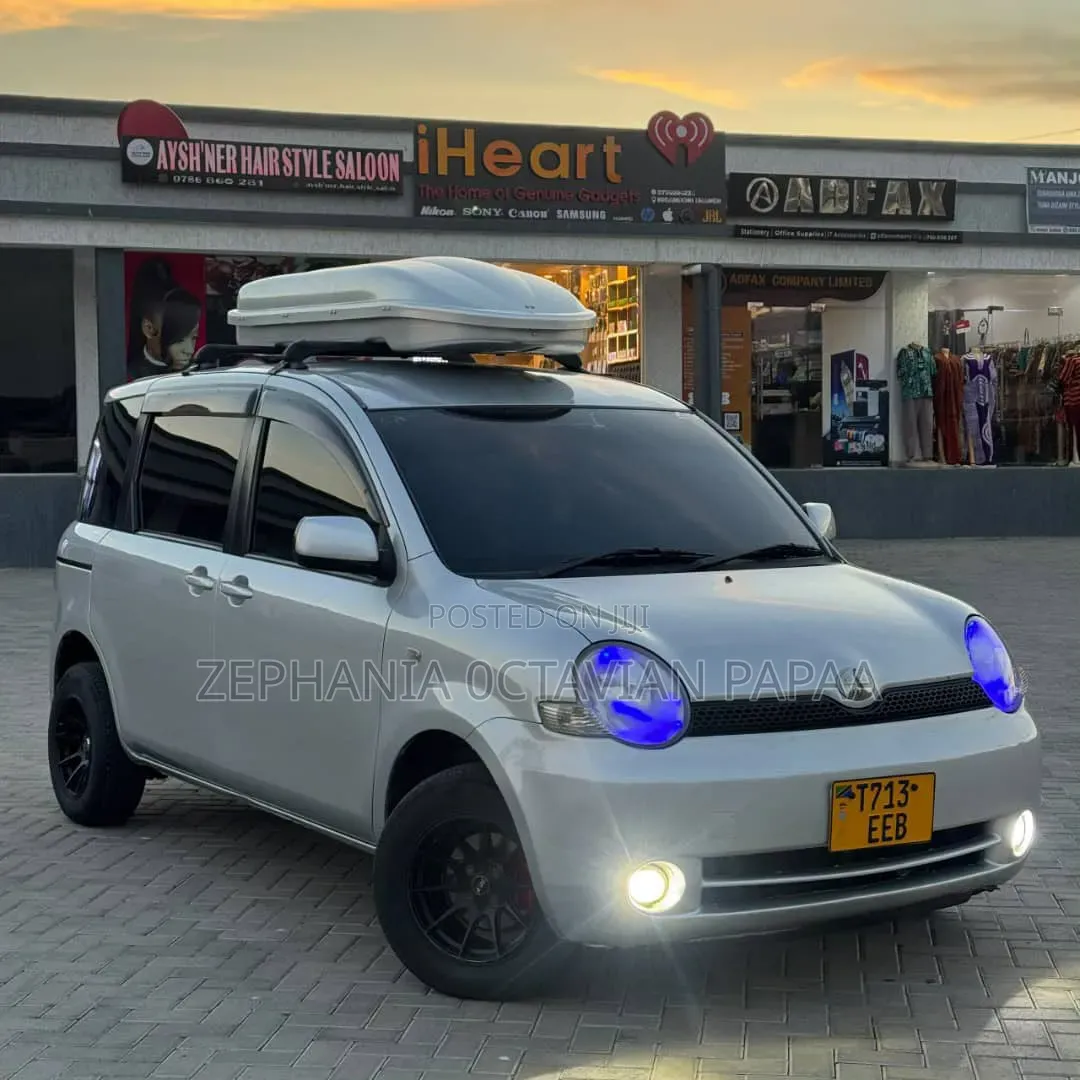 Toyota Sienta 2005 Silver