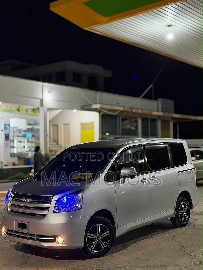 Toyota Noah 2009 Silver