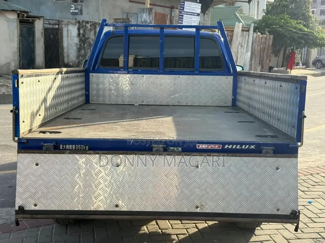 Toyota Hilux 1998 Blue