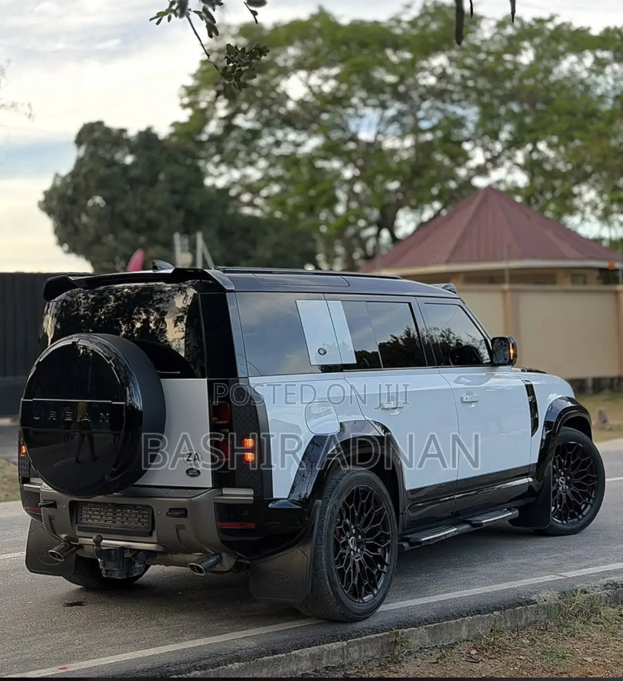 Land Rover Defender X-Dynamic SE 2023 White