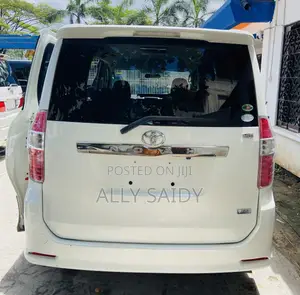 Toyota Noah 2.0 143hp AWD (7 Seater) 2007 White