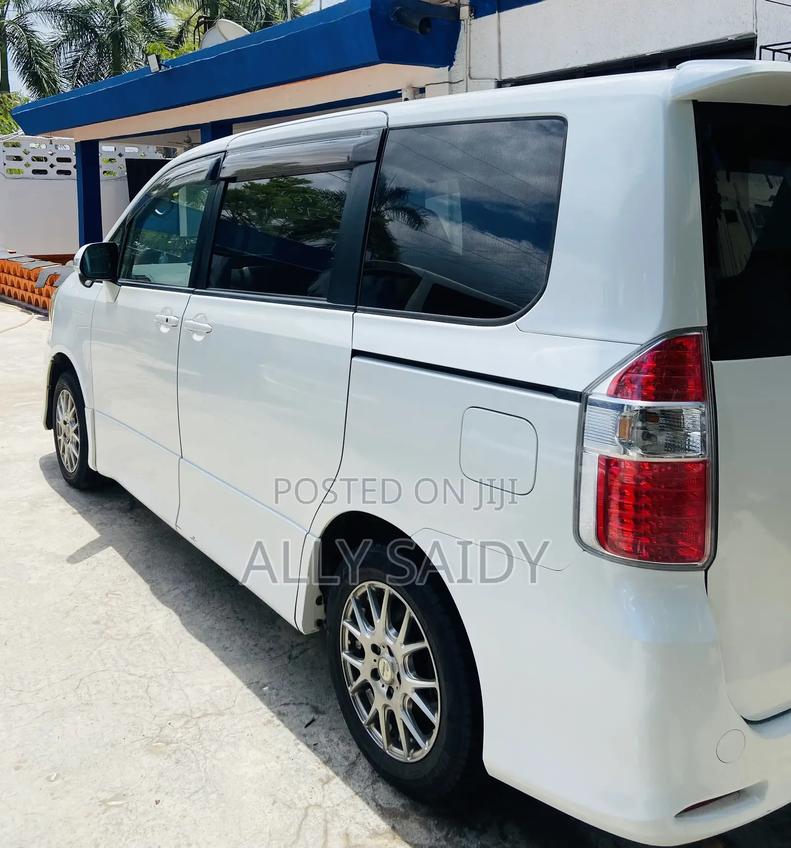 Toyota Noah 2.0 143hp AWD (7 Seater) 2007 White
