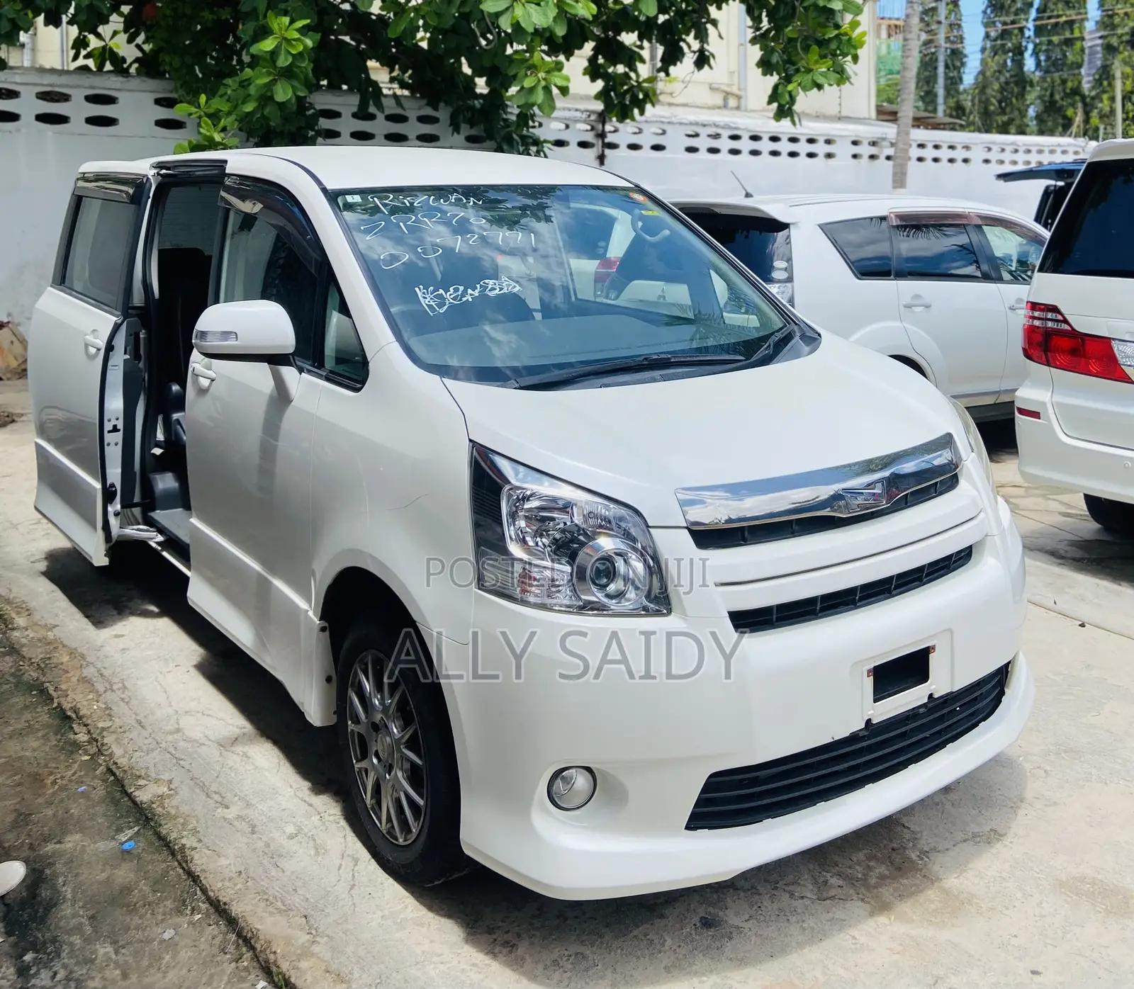 Toyota Noah 2.0 143hp AWD (7 Seater) 2007 White