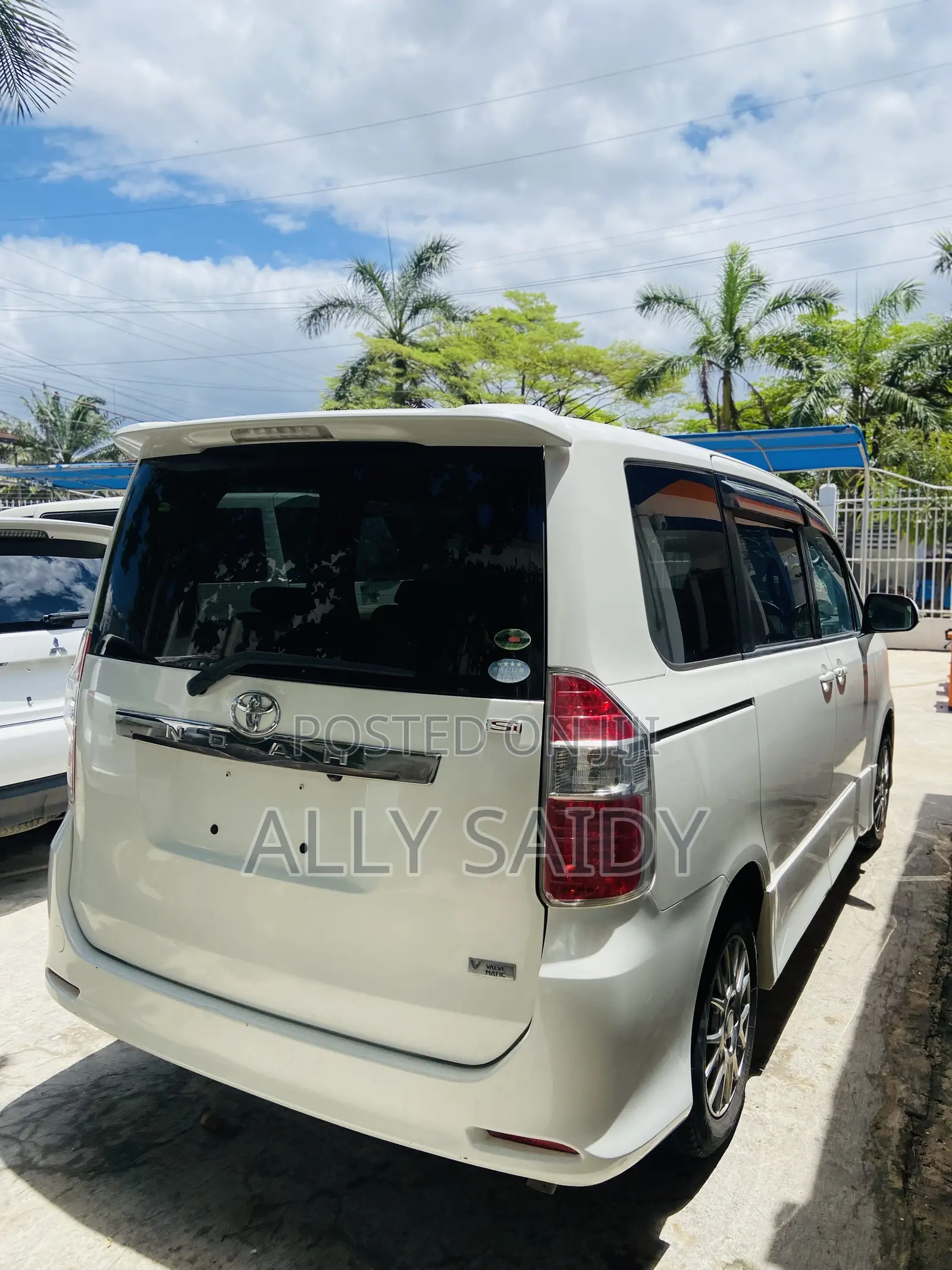 Toyota Noah 2.0 143hp AWD (7 Seater) 2007 White