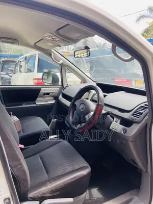 Toyota Noah 2.0 143hp AWD (7 Seater) 2007 White