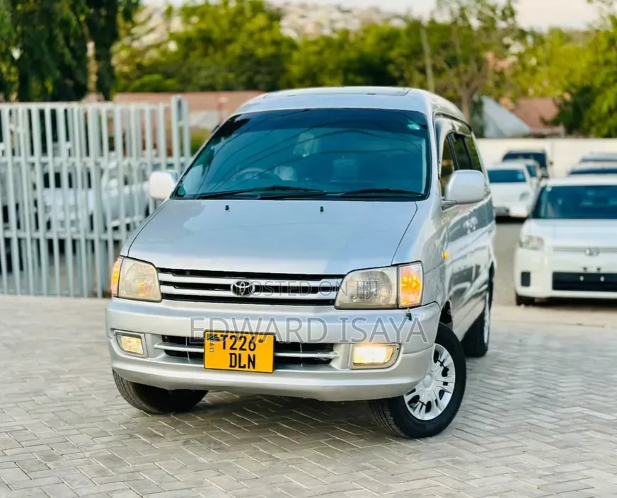 Toyota Noah 2001 Silver