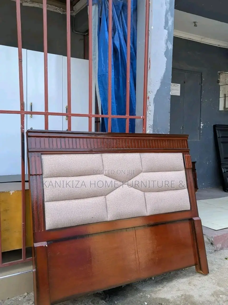 Kitanda Cha Kisasa Na Imara Cha 5/6 Kipo Tayari