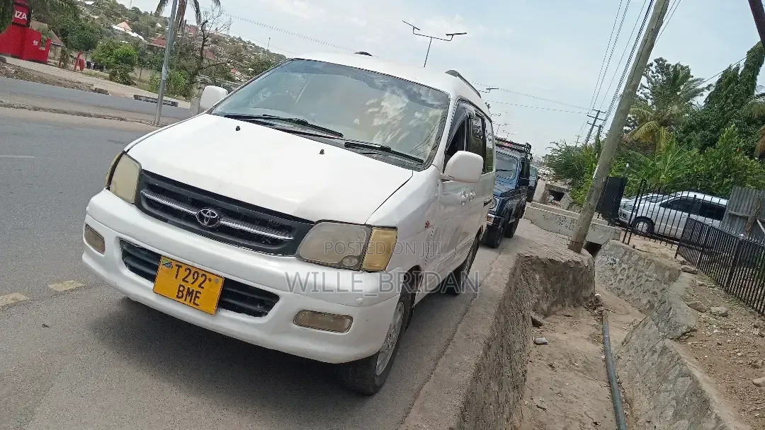 Toyota Noah 2001 White