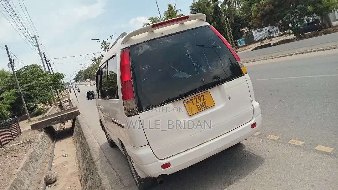Toyota Noah 2001 White