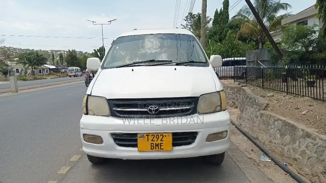 Toyota Noah 2001 White