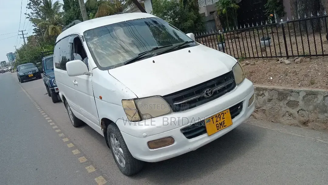 Toyota Noah 2001 White