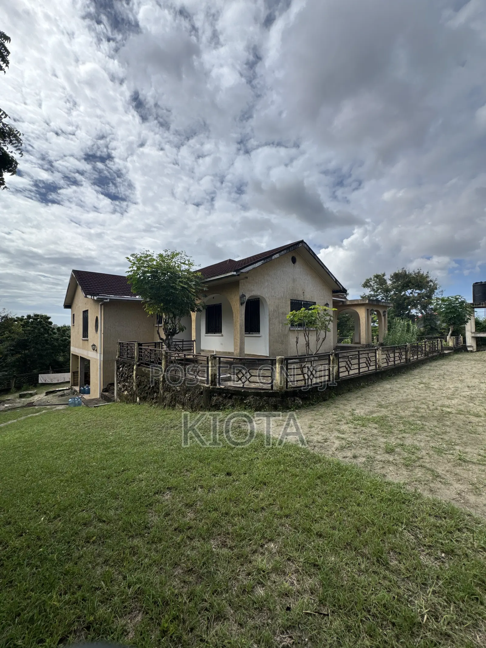 5bdrm House in Goba for sale