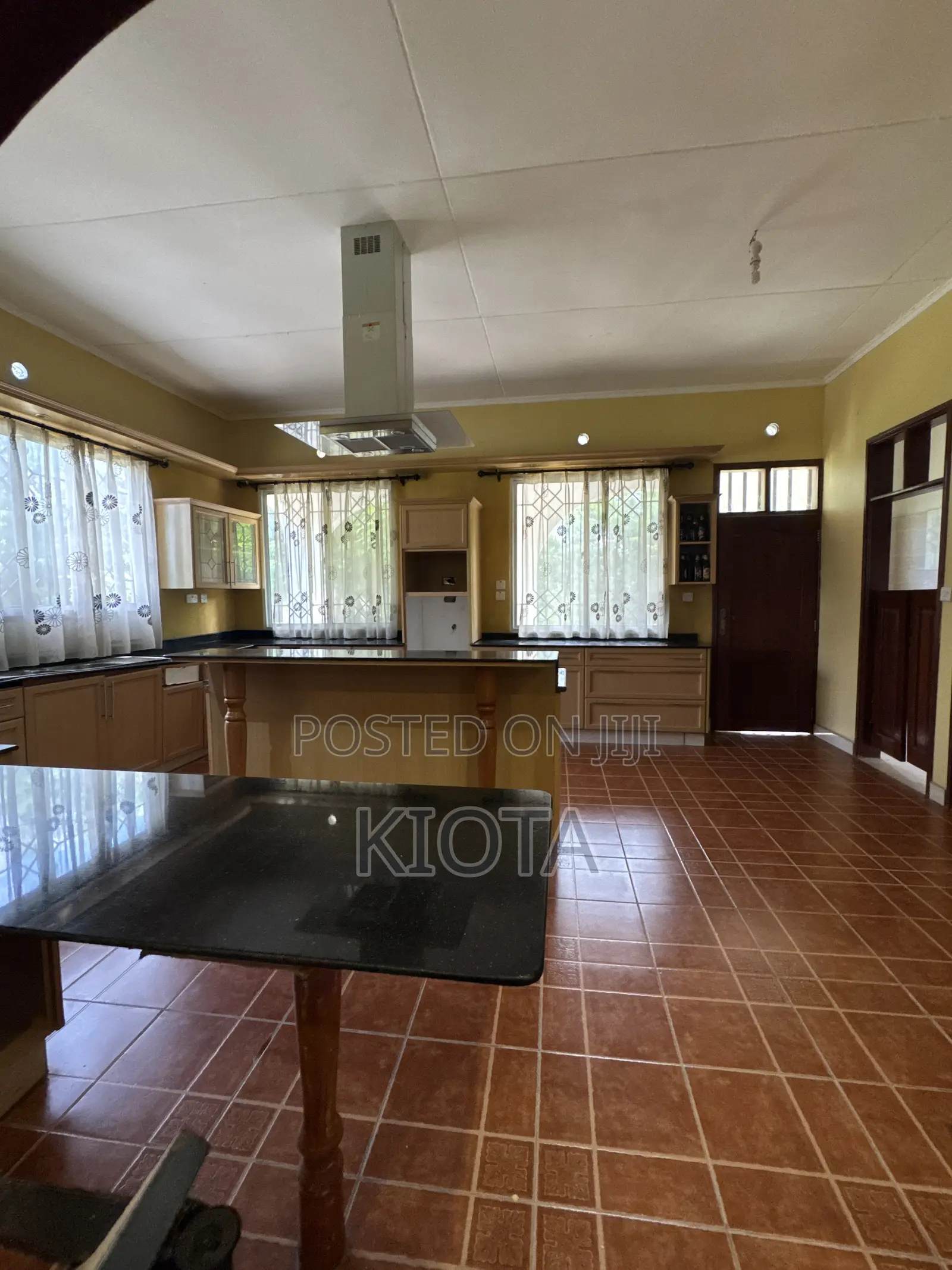 5bdrm House in Goba for sale