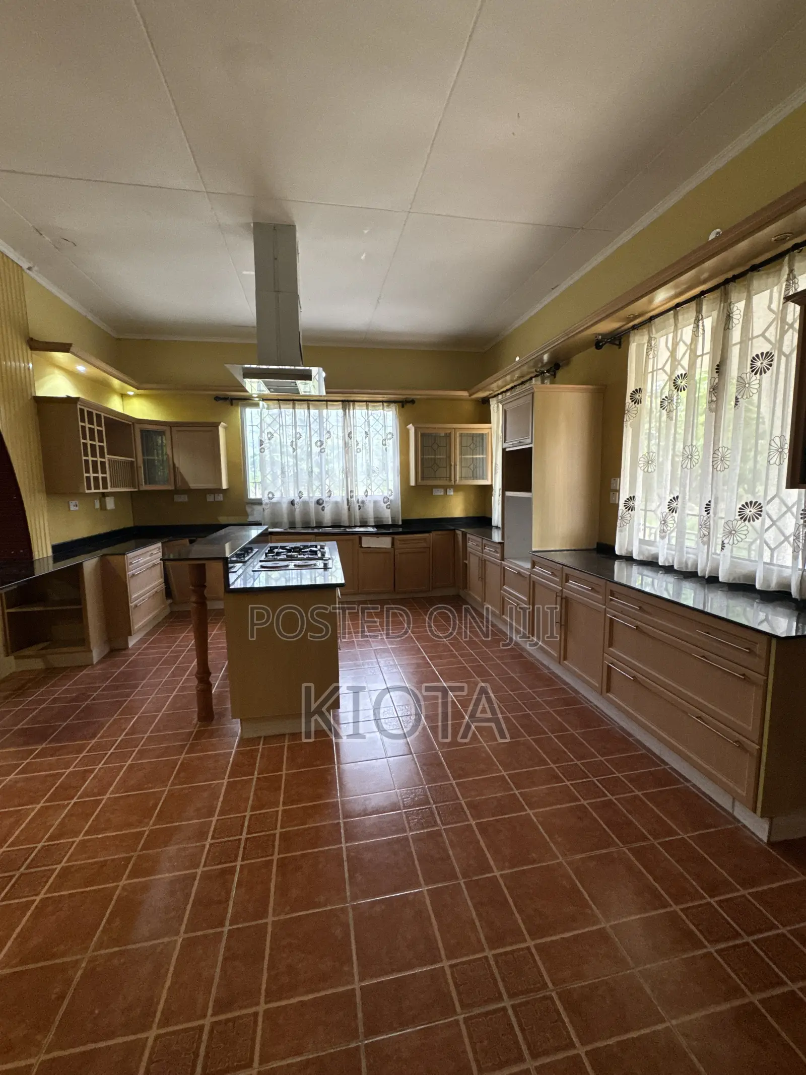 5bdrm House in Goba for sale