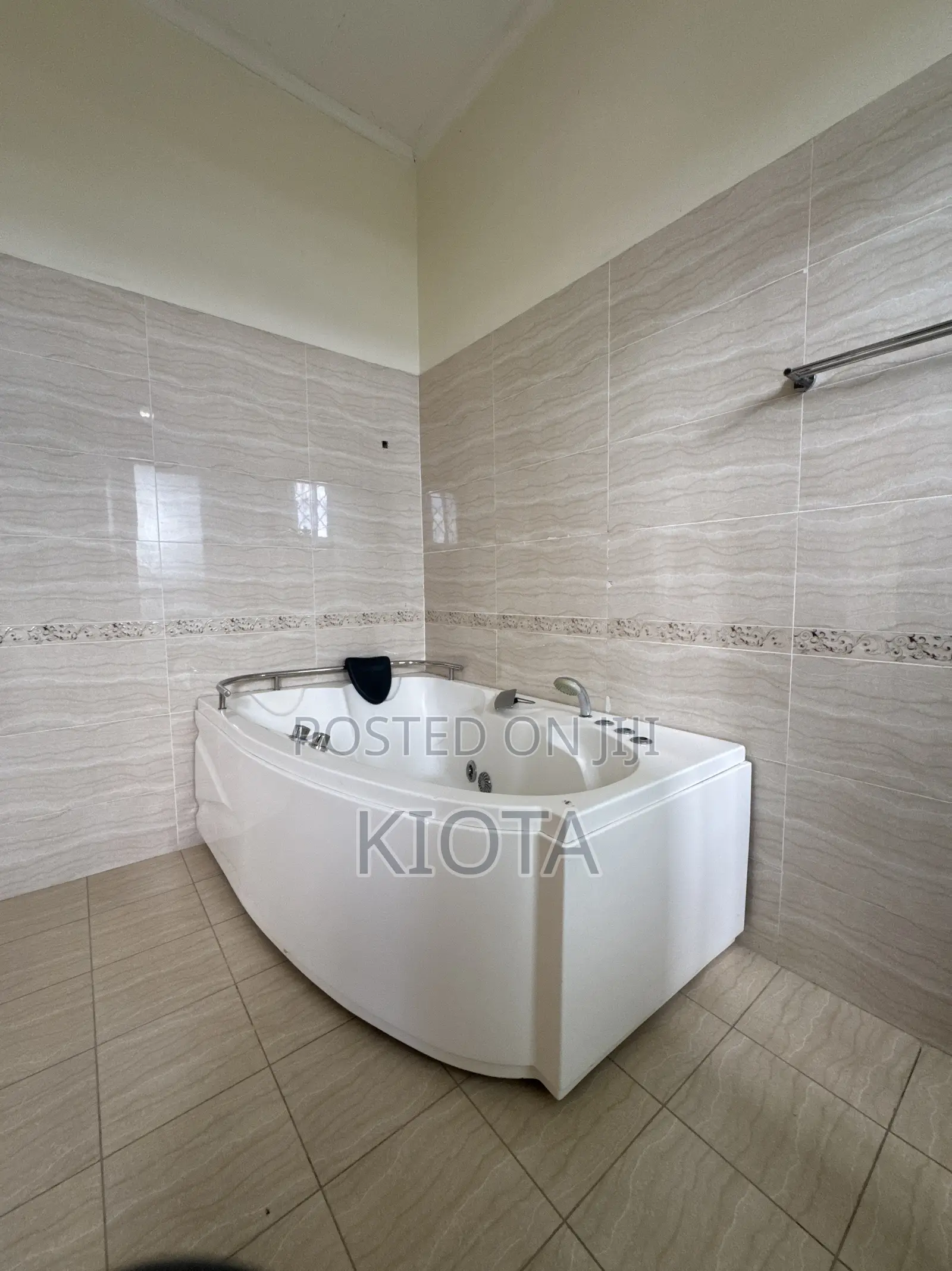 5bdrm House in Goba for sale