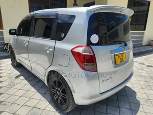 Toyota Ractis 2015 Silver