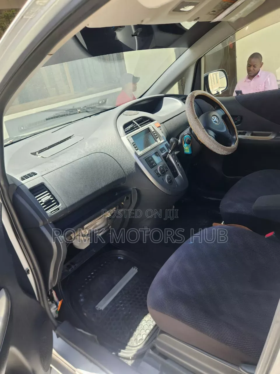 Toyota Ractis 2015 Silver