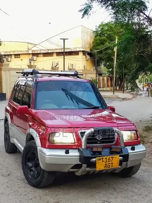 Suzuki Escudo 2000 Red