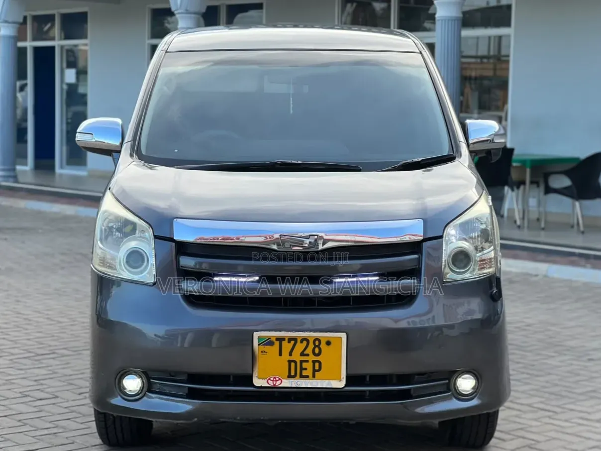 Toyota Noah 2007 Gray