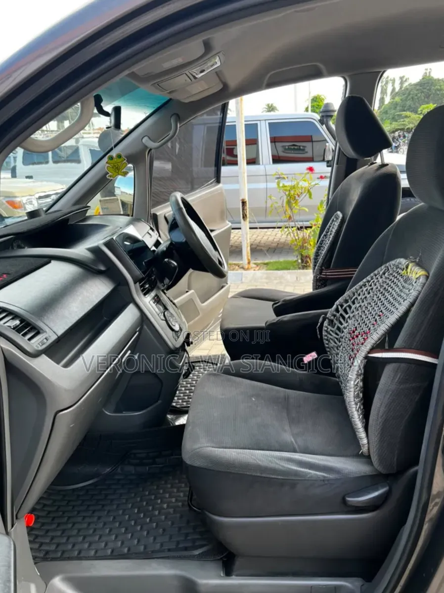 Toyota Noah 2007 Gray