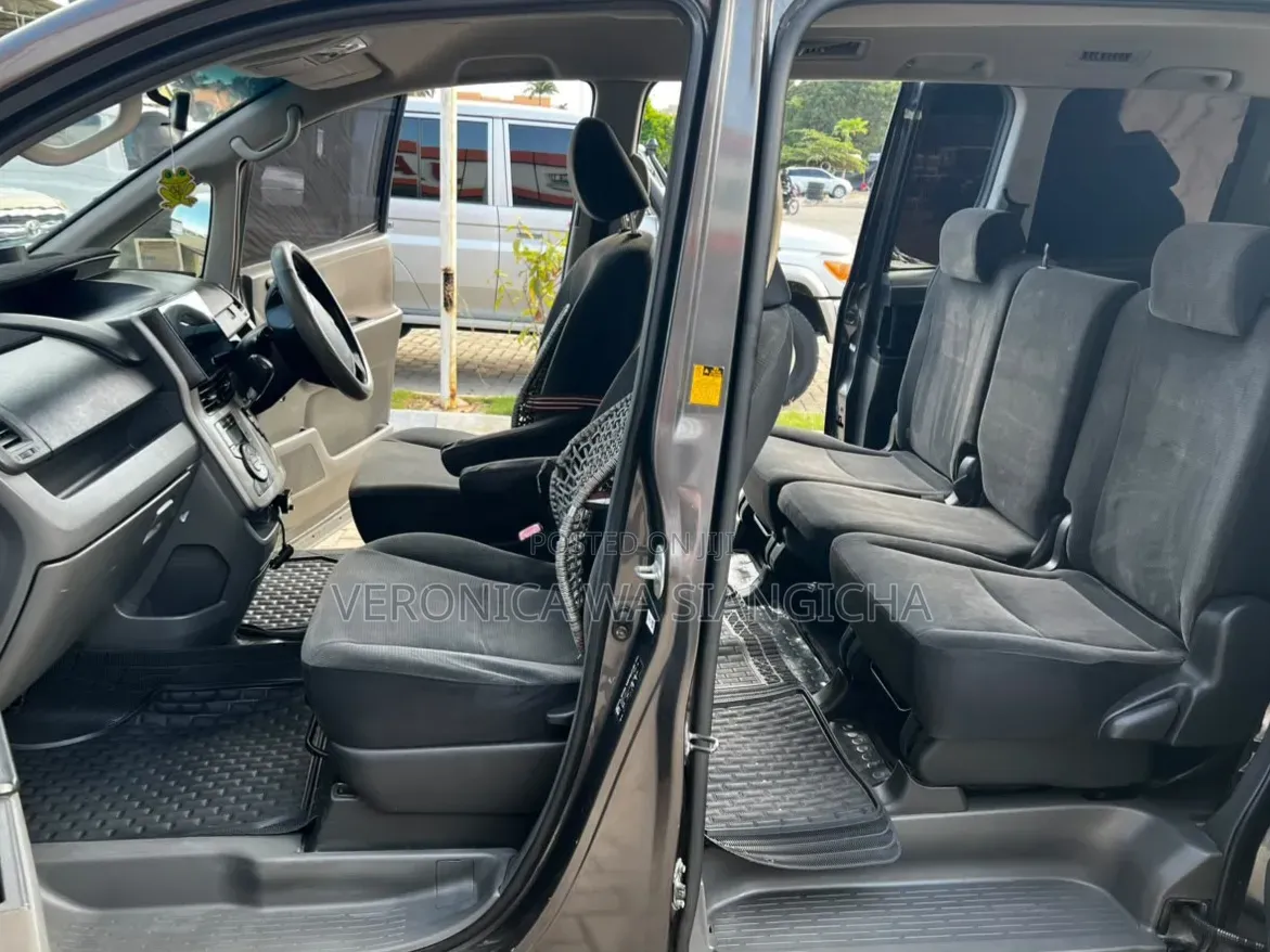 Toyota Noah 2007 Gray