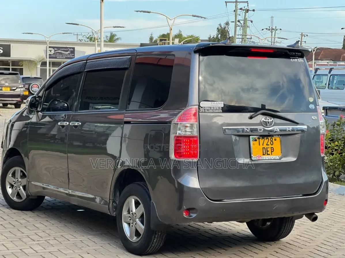 Toyota Noah 2007 Gray