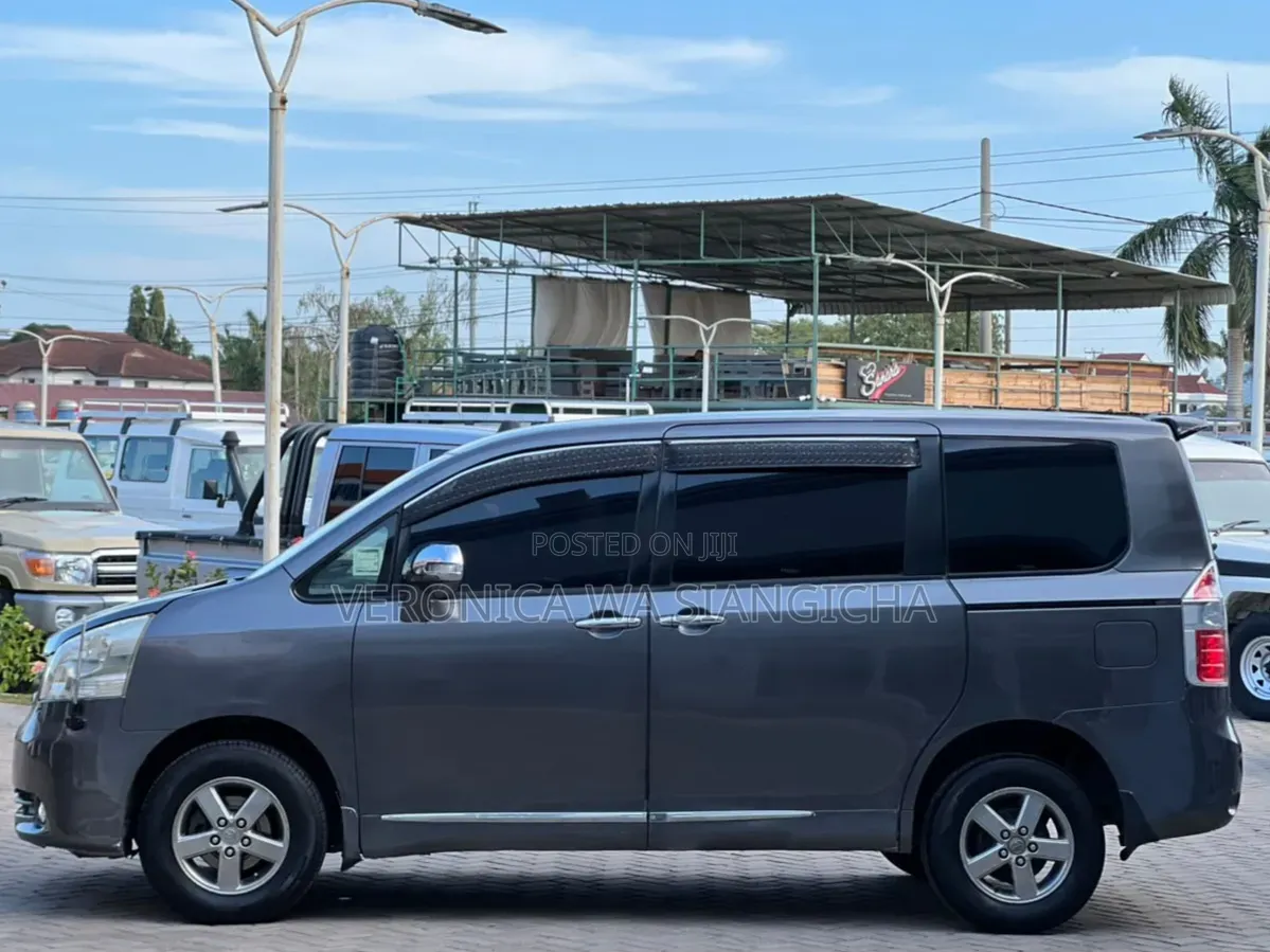 Toyota Noah 2007 Gray
