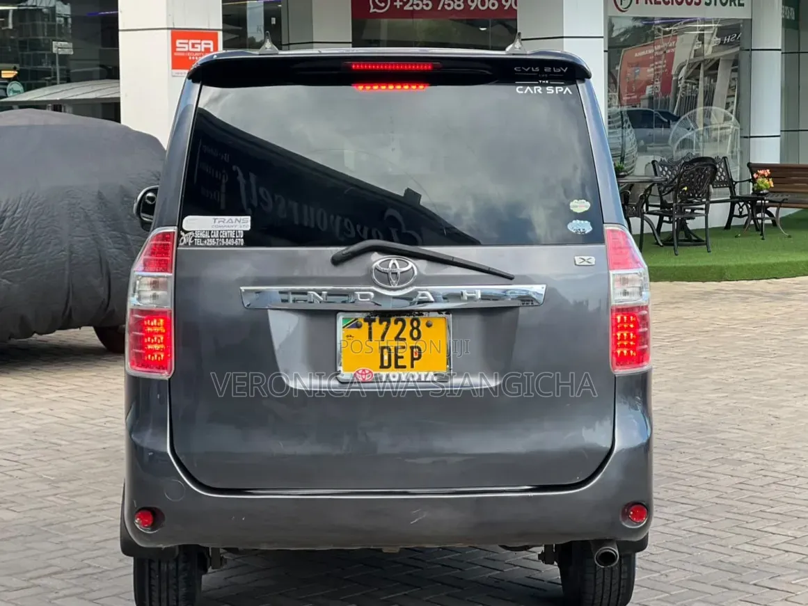 Toyota Noah 2007 Gray