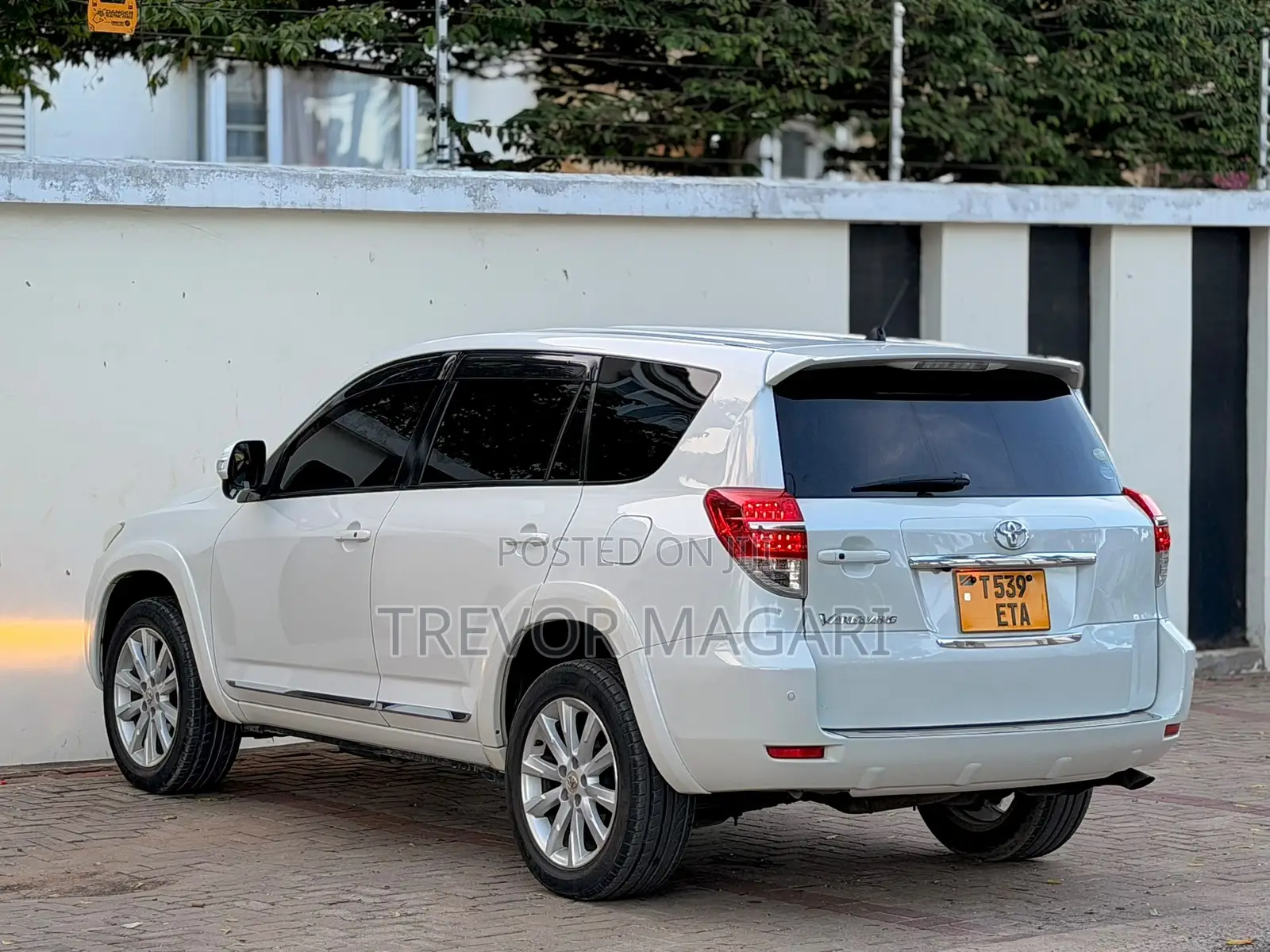 Toyota Vanguard 2011 White
