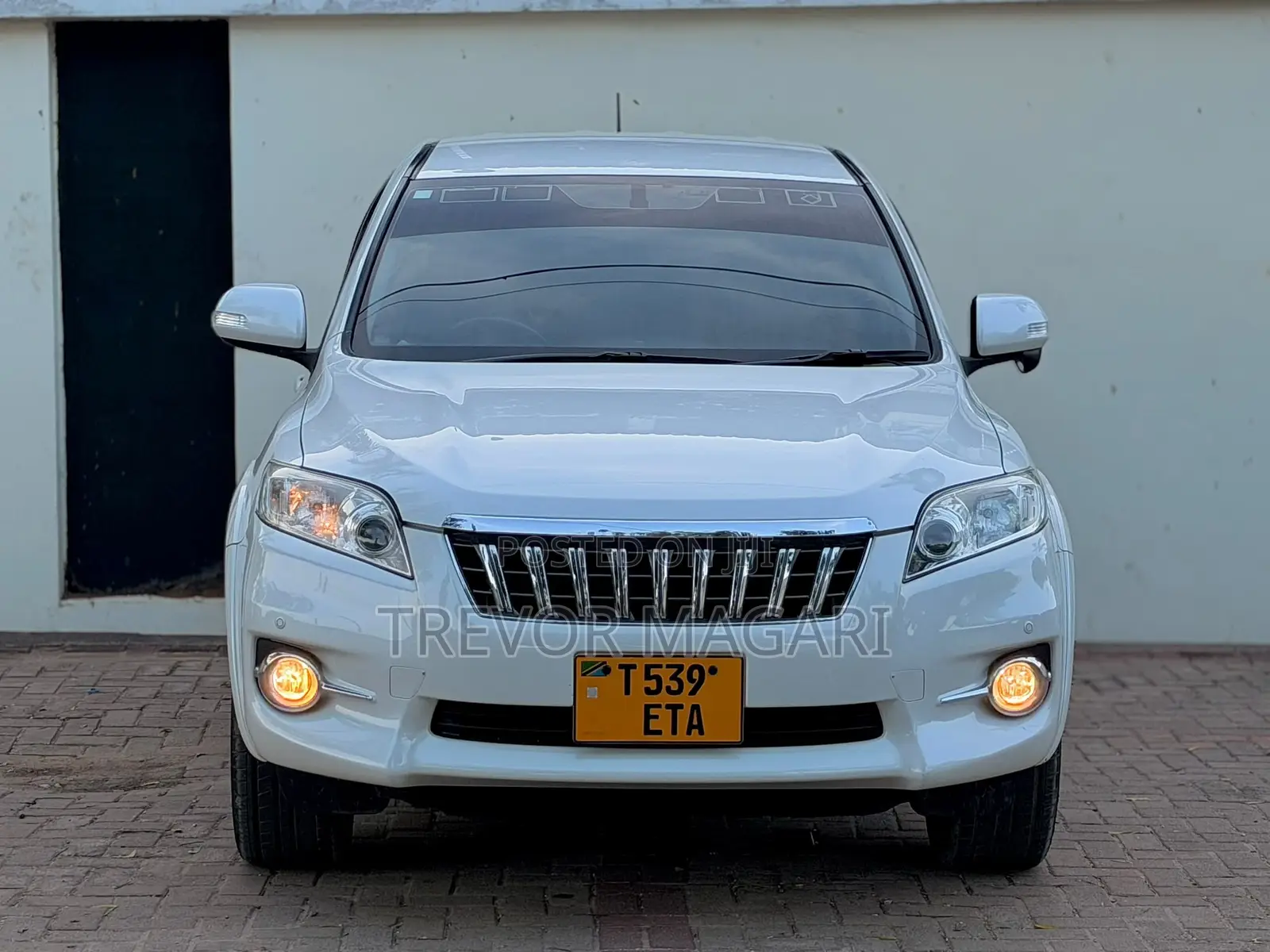 Toyota Vanguard 2011 White